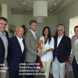 Medalla de Skal Int. Barcelona a Lupe Castillo - presidenta Skal I. Miami en el Club de Golf Terramar (2013)